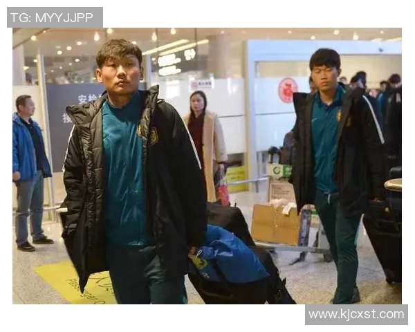 南京足球队逆袭之路：精英赛特别报道见证辉煌时刻与团队精神