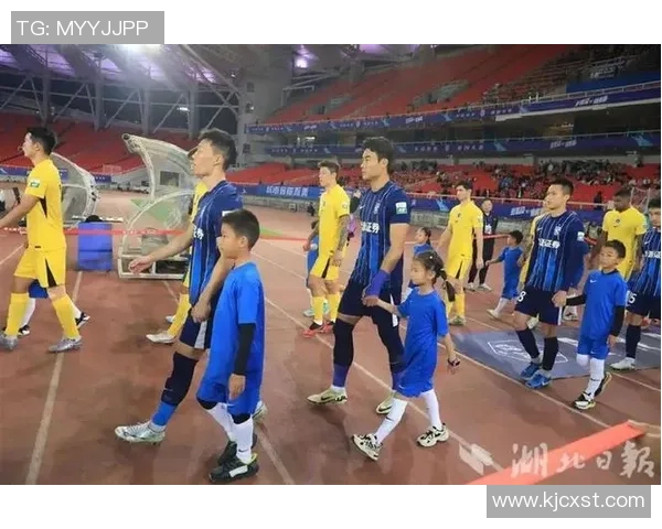 帅气足球明星激情献唱国歌展现爱国情怀与运动精神