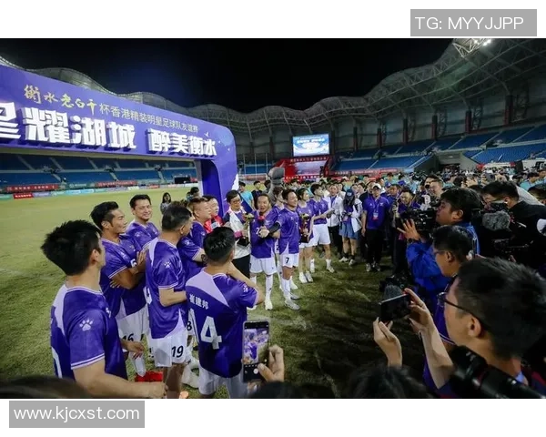 足球明星齐聚一堂合影留念展现荣耀与友谊的精彩瞬间 足球明星齐聚一堂合影留念展现荣耀与友谊的精彩瞬间